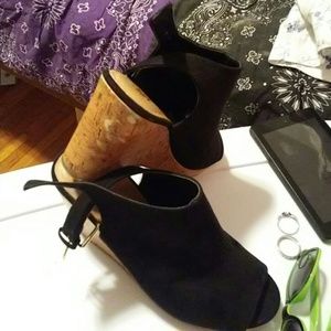 US size 9 in mens so size 11.5 black wedges